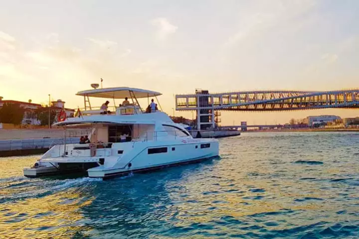 The Top 5 Sunset Spots to Reach by Yacht in Dubai