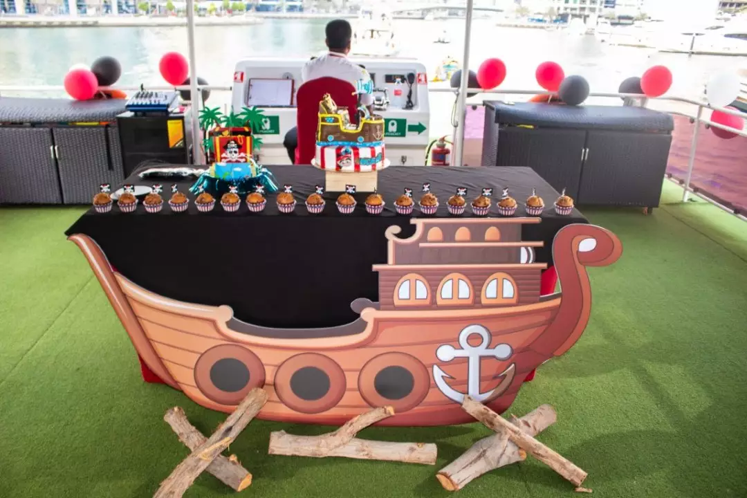 Celebrate your child's themed birthday party on a houseboat - the best birthday package for kids